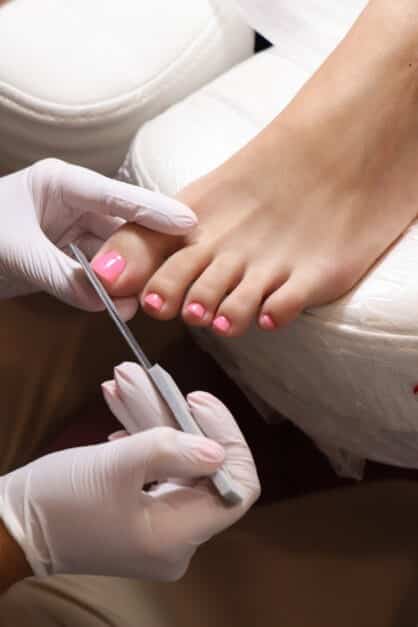Zabieg pedicure i kobiece stopy
