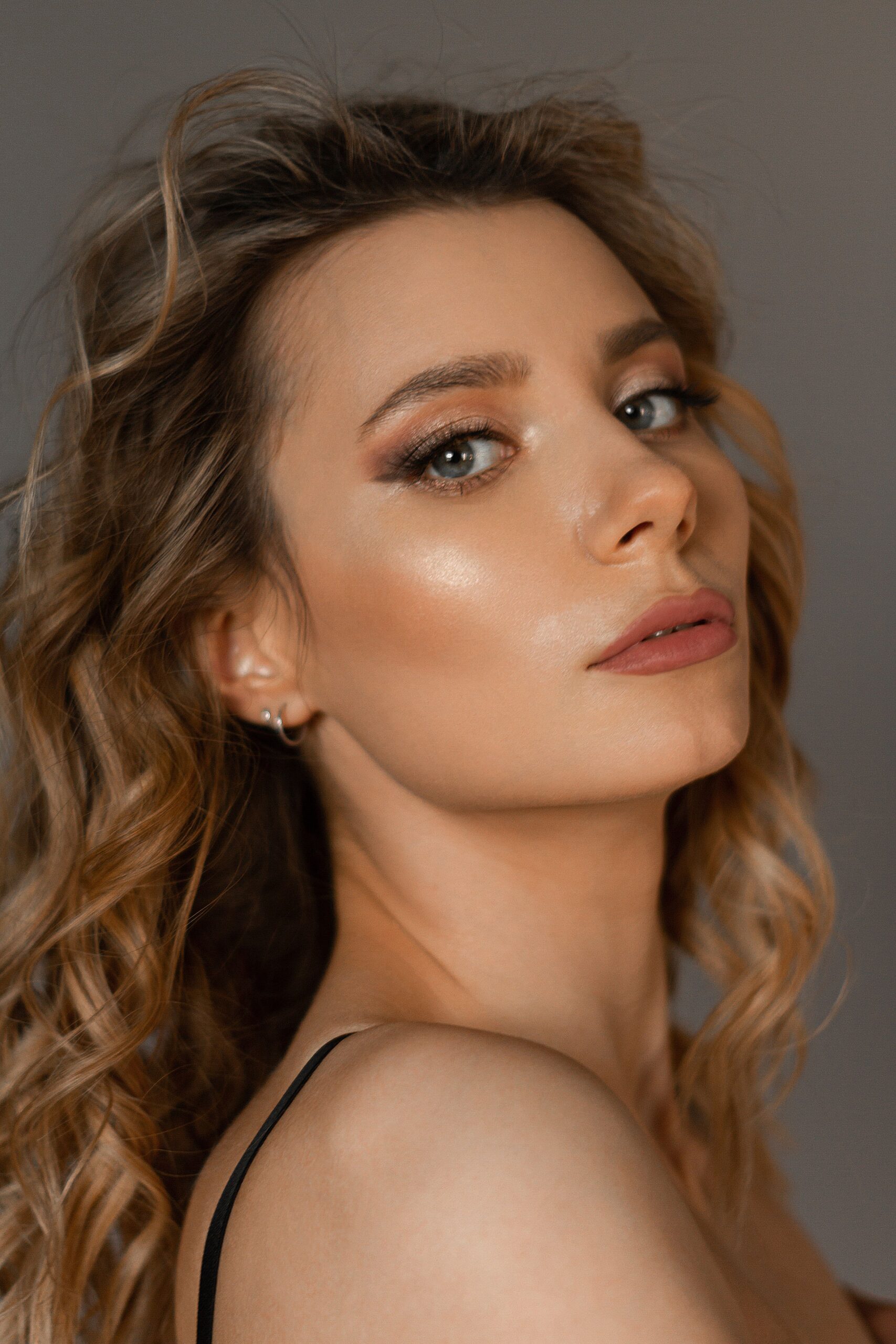 Glamorous evening makeup look with smoky eyes and defined lashes