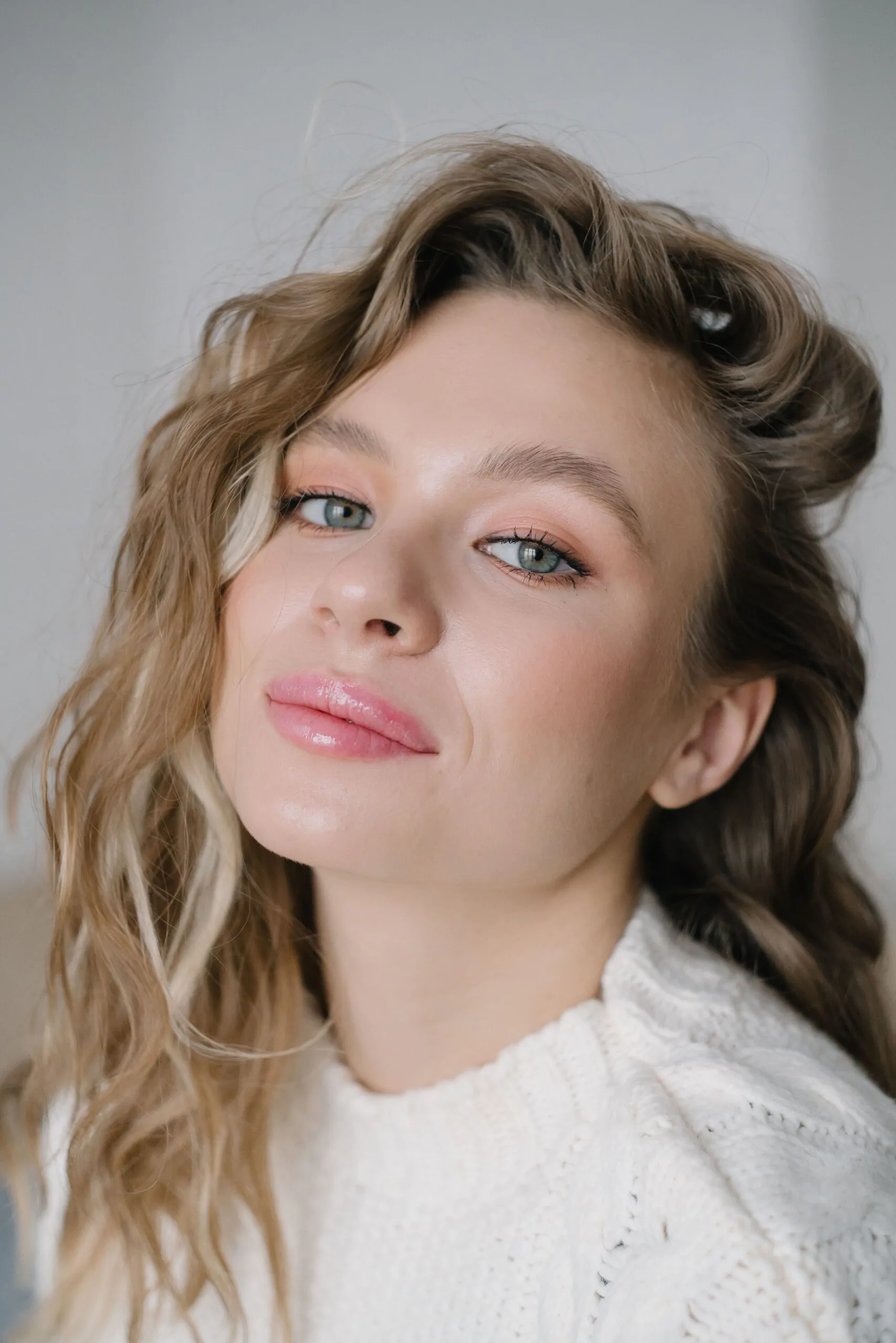 Natural day look with light coverage and a soft glow