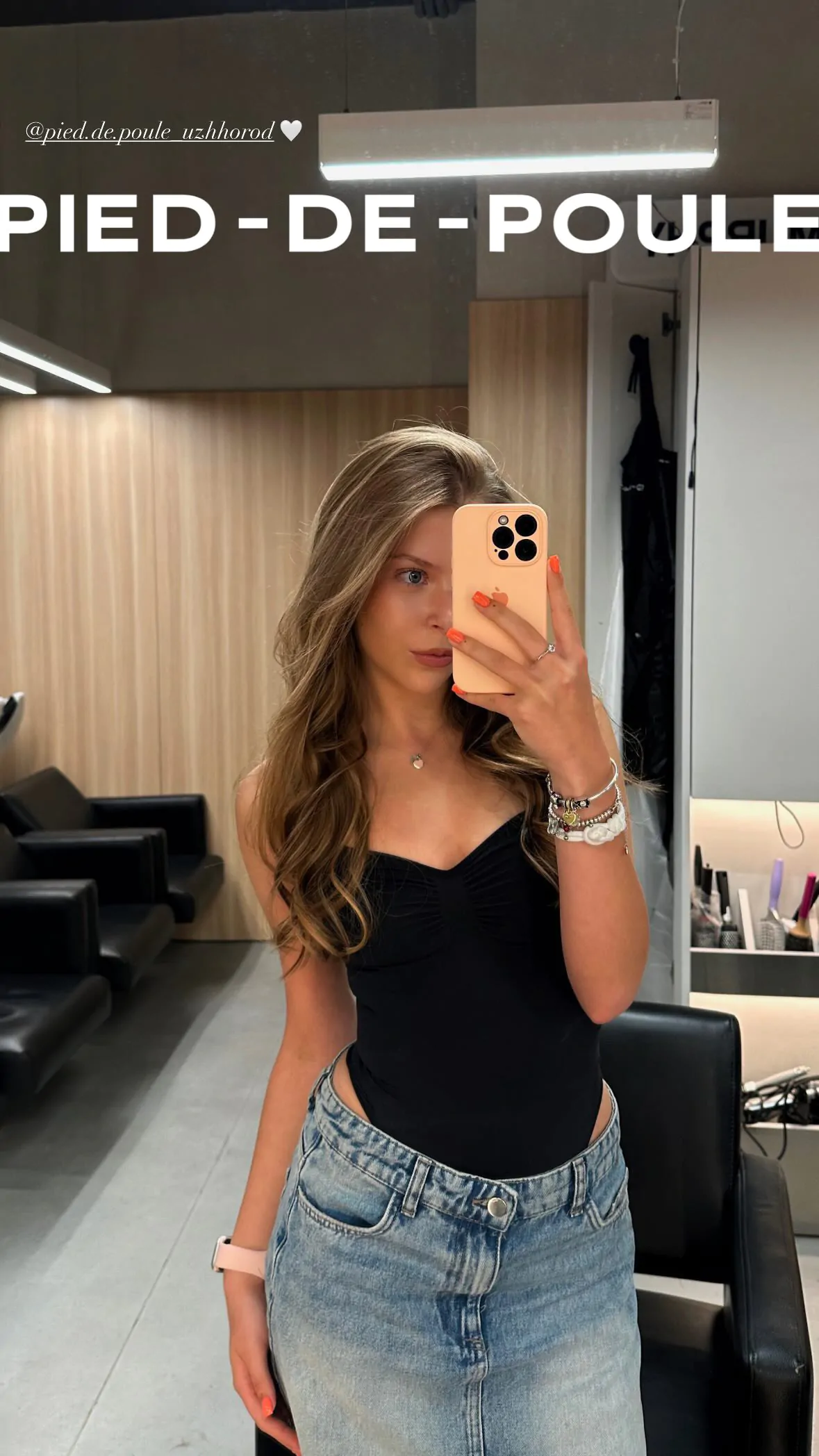Kobieta w białej ubraniu robi selfie telefonem w lustrze.