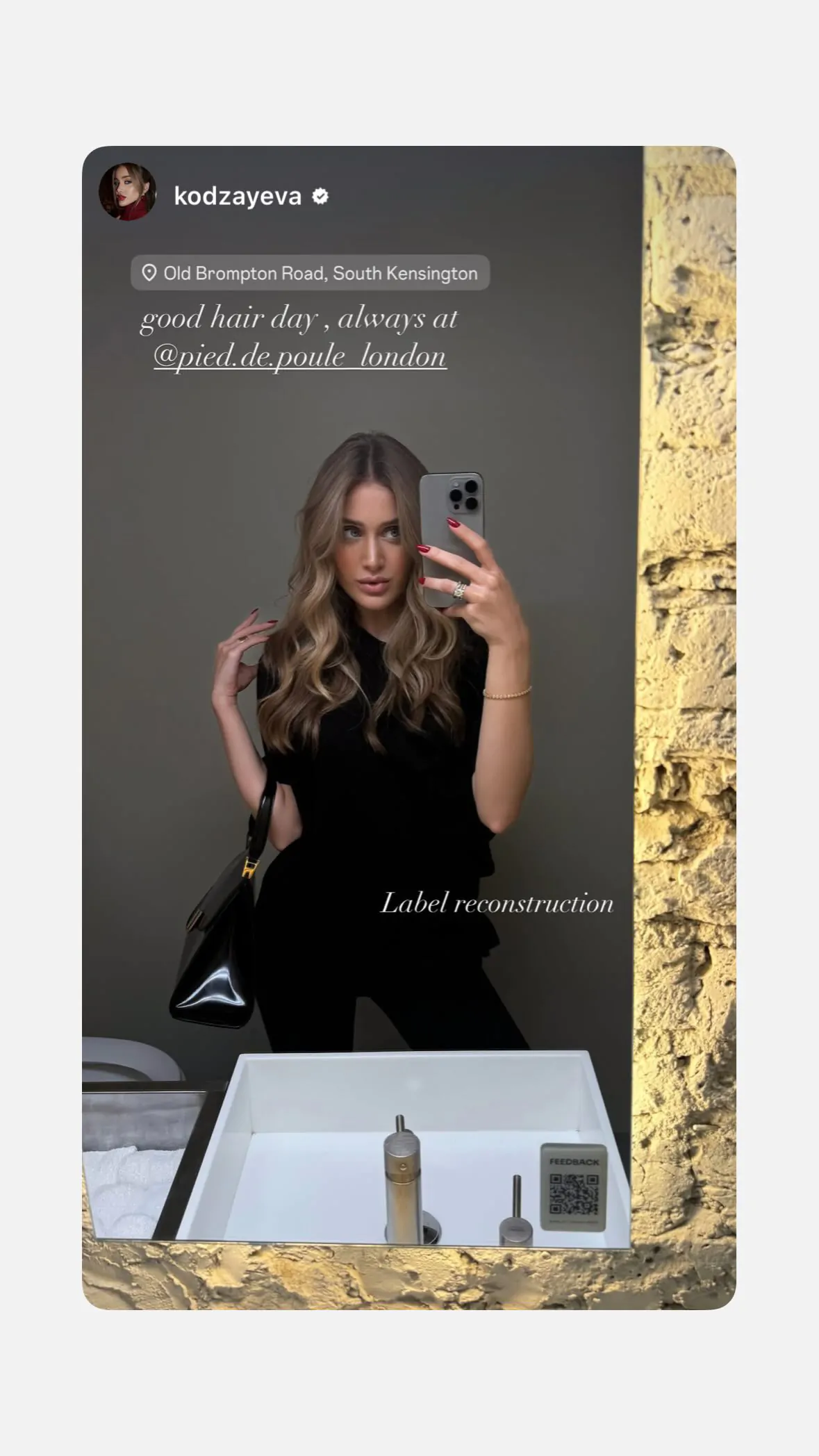 Lustrzane selfie kobiety z blond falami, zrobione w salonie „Pied-de-Poule”